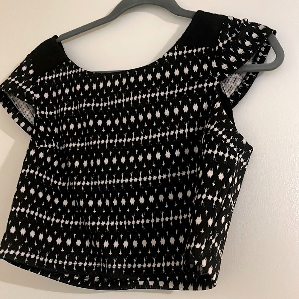 Cute black and white Jessica Simpson crop top. Size M.